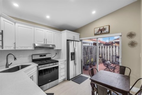 Touwnhouse à vendre à Hialeah, Floride: 3 chambres, 108.7 m2 № 2068187 - photo 10