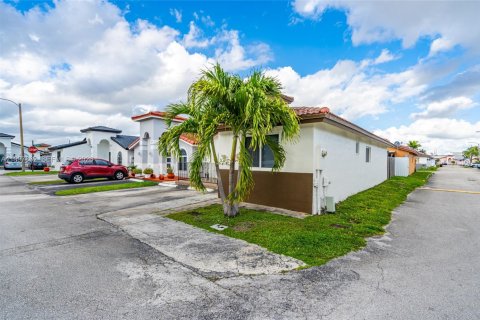 Touwnhouse à vendre à Hialeah, Floride: 3 chambres, 108.7 m2 № 2068187 - photo 3