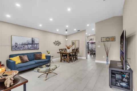 Touwnhouse à vendre à Hialeah, Floride: 3 chambres, 108.7 m2 № 2068187 - photo 4