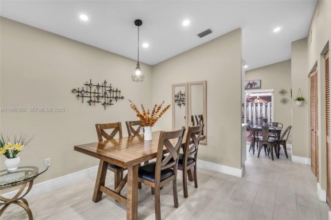 Touwnhouse à vendre à Hialeah, Floride: 3 chambres, 108.7 m2 № 2068187 - photo 7