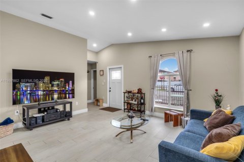 Touwnhouse à vendre à Hialeah, Floride: 3 chambres, 108.7 m2 № 2068187 - photo 6