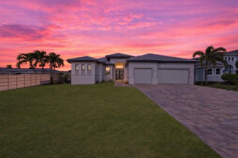 House in Cape Coral, Florida 4 bedrooms, 253.53 sq.m. № 2086688