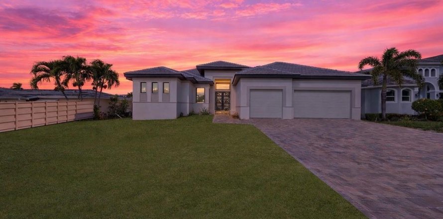 House in Cape Coral, Florida 4 bedrooms, 253.53 sq.m. № 2086688