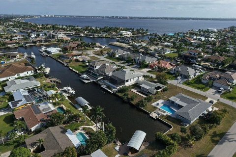 House in Cape Coral, Florida 4 bedrooms, 253.53 sq.m. № 2086688 - photo 30