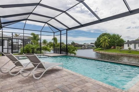 House in Cape Coral, Florida 4 bedrooms, 253.53 sq.m. № 2086688 - photo 26
