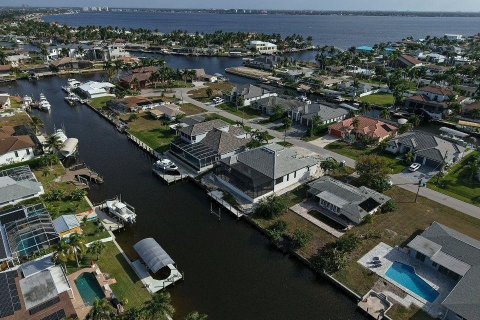 House in Cape Coral, Florida 4 bedrooms, 253.53 sq.m. № 2086688 - photo 29