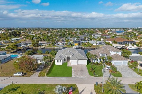 House in Cape Coral, Florida 4 bedrooms, 253.53 sq.m. № 2086688 - photo 2