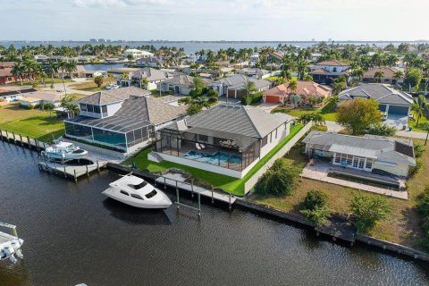 House in Cape Coral, Florida 4 bedrooms, 253.53 sq.m. № 2086688 - photo 4