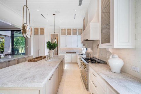 House in Bay Harbor Islands, Florida 6 bedrooms, 517.47 sq.m. № 1187122 - photo 12