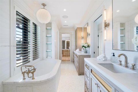 House in Bay Harbor Islands, Florida 6 bedrooms, 517.47 sq.m. № 1187122 - photo 26