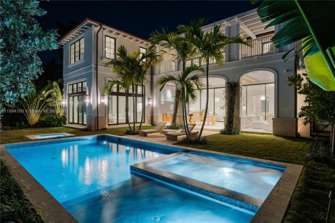 House in Bay Harbor Islands, Florida 6 bedrooms, 517.47 sq.m. № 1187122 - photo 3