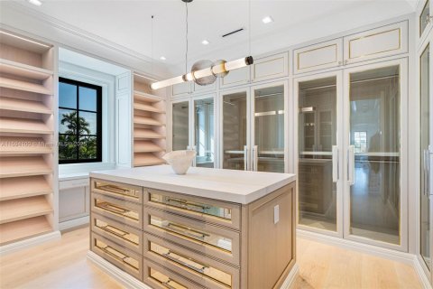 House in Bay Harbor Islands, Florida 6 bedrooms, 517.47 sq.m. № 1187122 - photo 25