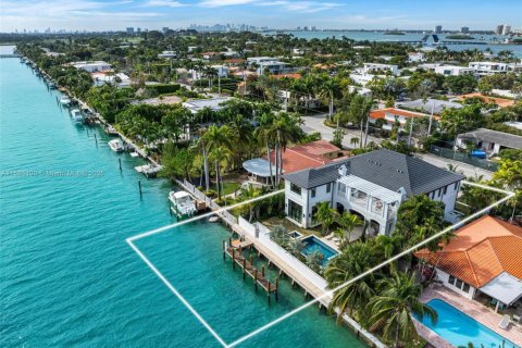 House in Bay Harbor Islands, Florida 6 bedrooms, 517.47 sq.m. № 1187122 - photo 4