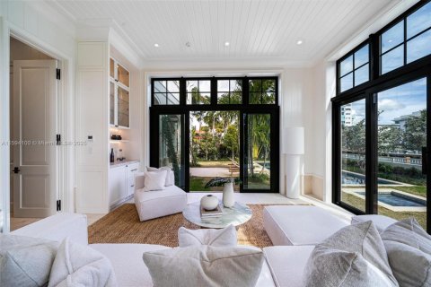 House in Bay Harbor Islands, Florida 6 bedrooms, 517.47 sq.m. № 1187122 - photo 23