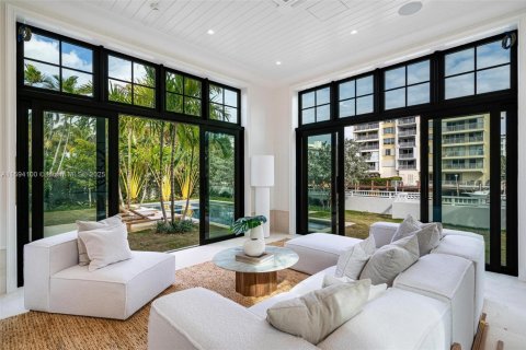 House in Bay Harbor Islands, Florida 6 bedrooms, 517.47 sq.m. № 1187122 - photo 22
