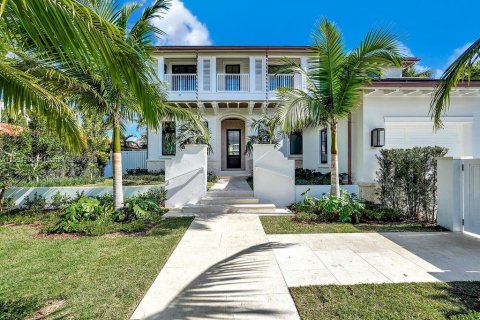 House in Bay Harbor Islands, Florida 6 bedrooms, 517.47 sq.m. № 1187122 - photo 5