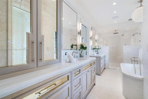 House in Bay Harbor Islands, Florida 6 bedrooms, 517.47 sq.m. № 1187122 - photo 27
