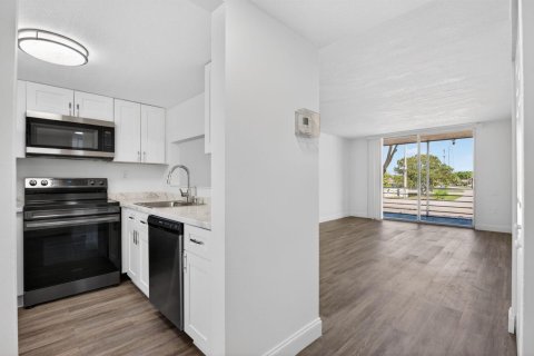 Condo in Tamarac, Florida, 1 bedroom № 2244484 - photo 4