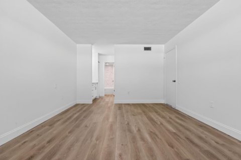 Condo in Tamarac, Florida, 1 bedroom № 2244484 - photo 13