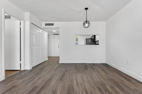 Condo in Tamarac, Florida, 1 bedroom № 2244484 - photo 7