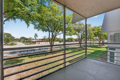 Condo in Tamarac, Florida, 1 bedroom № 2244484 - photo 16