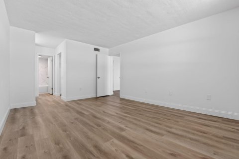 Condo in Tamarac, Florida, 1 bedroom № 2244484 - photo 12