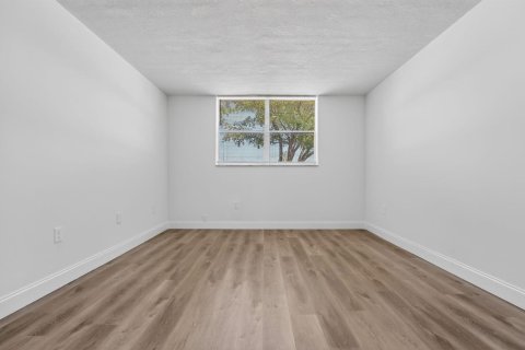Condo in Tamarac, Florida, 1 bedroom № 2244484 - photo 11