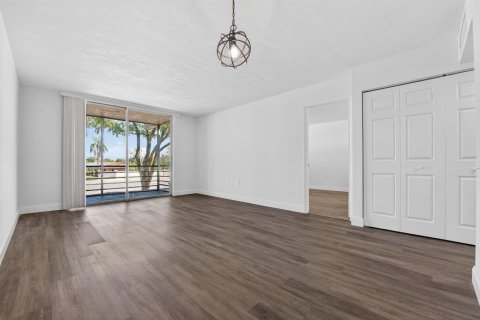 Condo in Tamarac, Florida, 1 bedroom № 2244484 - photo 8