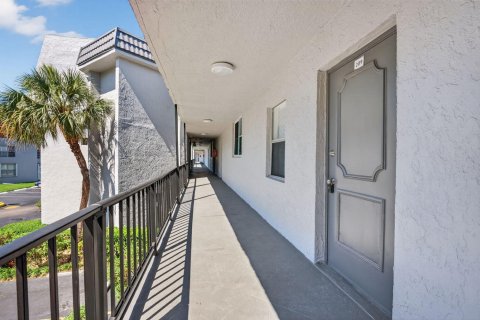 Condo in Tamarac, Florida, 1 bedroom № 2244484 - photo 3