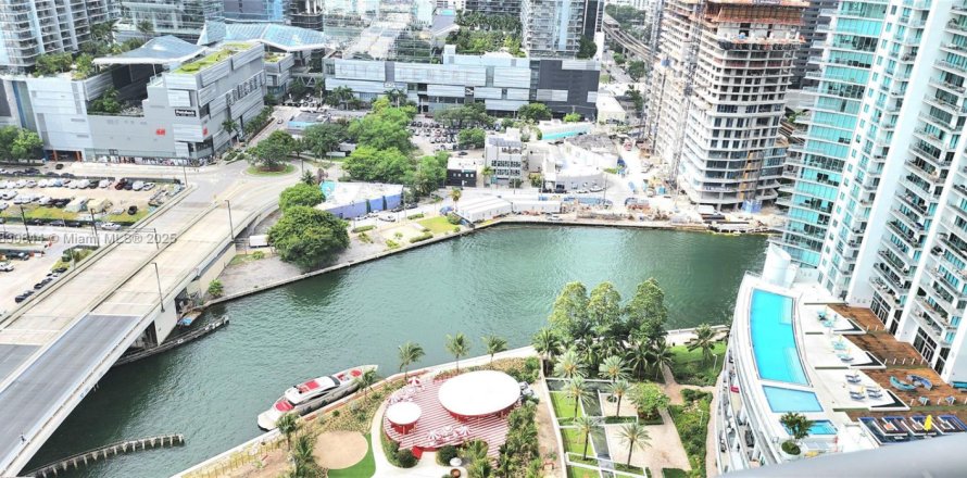 Condominio en Miami, Florida, 2 dormitorios  № 1979681