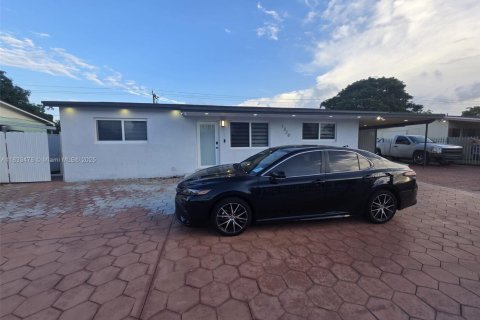 Casa en venta en Miami Gardens, Florida, 3 dormitorios, 121.05 m2 № 1818428 - foto 1