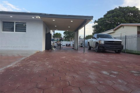 Casa en venta en Miami Gardens, Florida, 3 dormitorios, 121.05 m2 № 1818428 - foto 2
