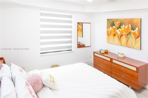 House in Hallandale Beach, Florida 3 bedrooms, 120.77 sq.m. № 2068172 - photo 17