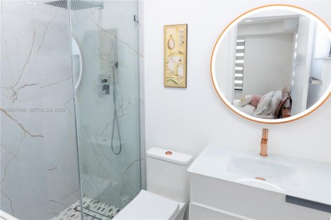 House in Hallandale Beach, Florida 3 bedrooms, 120.77 sq.m. № 2068172 - photo 23