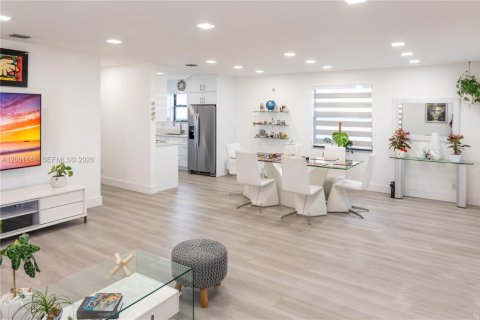 House in Hallandale Beach, Florida 3 bedrooms, 120.77 sq.m. № 2068172 - photo 9