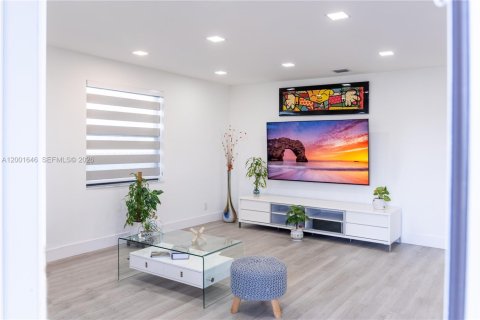 House in Hallandale Beach, Florida 3 bedrooms, 120.77 sq.m. № 2068172 - photo 5