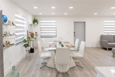 House in Hallandale Beach, Florida 3 bedrooms, 120.77 sq.m. № 2068172 - photo 6