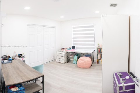 House in Hallandale Beach, Florida 3 bedrooms, 120.77 sq.m. № 2068172 - photo 29