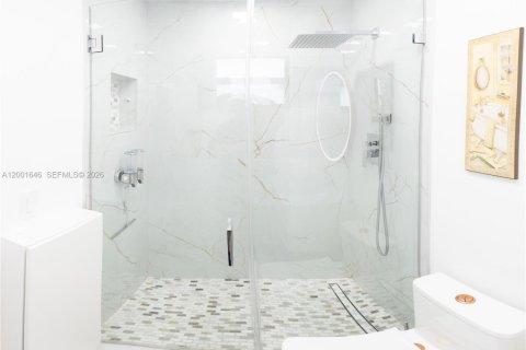 House in Hallandale Beach, Florida 3 bedrooms, 120.77 sq.m. № 2068172 - photo 24