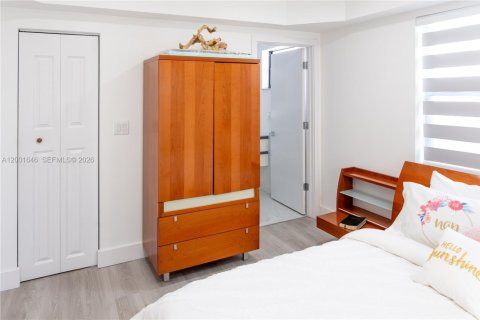 House in Hallandale Beach, Florida 3 bedrooms, 120.77 sq.m. № 2068172 - photo 18