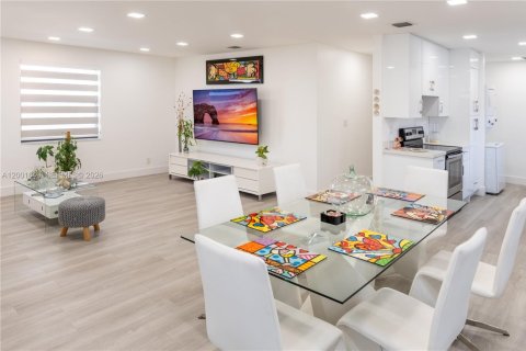 House in Hallandale Beach, Florida 3 bedrooms, 120.77 sq.m. № 2068172 - photo 8