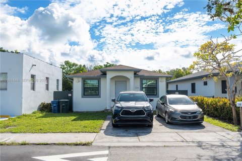 House in Hallandale Beach, Florida 3 bedrooms, 120.77 sq.m. № 2068172 - photo 2