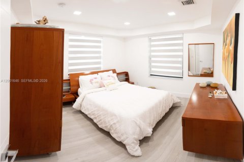 House in Hallandale Beach, Florida 3 bedrooms, 120.77 sq.m. № 2068172 - photo 16