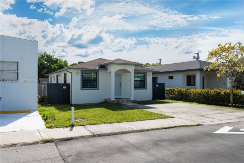 House in Hallandale Beach, Florida 3 bedrooms, 120.77 sq.m. № 2068172 - photo 3