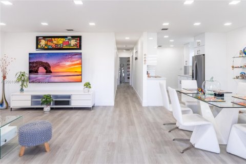 House in Hallandale Beach, Florida 3 bedrooms, 120.77 sq.m. № 2068172 - photo 4