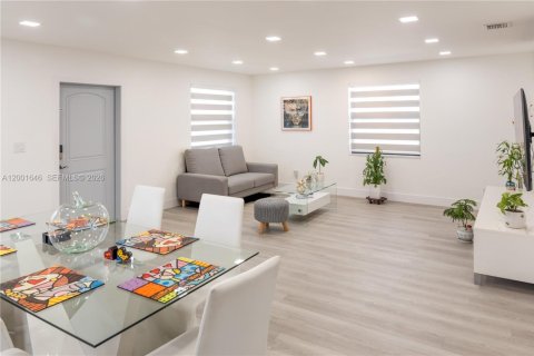 House in Hallandale Beach, Florida 3 bedrooms, 120.77 sq.m. № 2068172 - photo 13