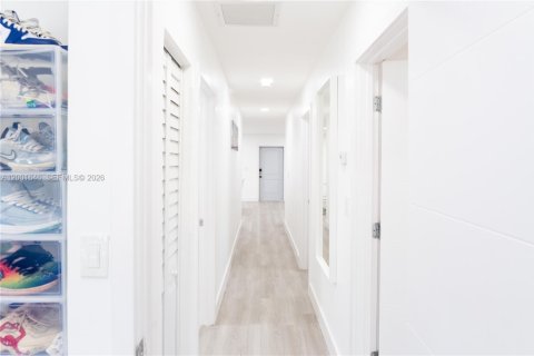 House in Hallandale Beach, Florida 3 bedrooms, 120.77 sq.m. № 2068172 - photo 15