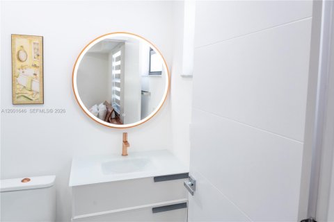 House in Hallandale Beach, Florida 3 bedrooms, 120.77 sq.m. № 2068172 - photo 22