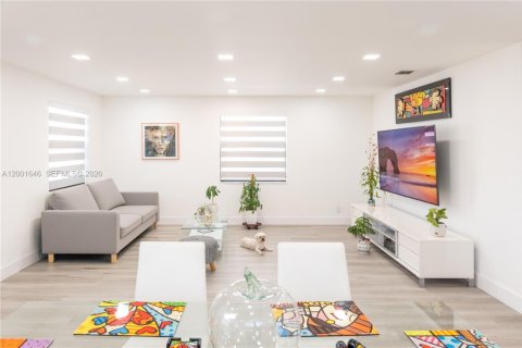 House in Hallandale Beach, Florida 3 bedrooms, 120.77 sq.m. № 2068172 - photo 7