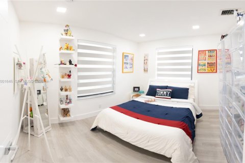 House in Hallandale Beach, Florida 3 bedrooms, 120.77 sq.m. № 2068172 - photo 28